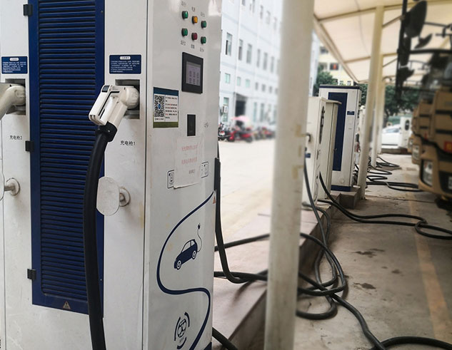 180KW/240KW双枪/四枪一体式直流充电桩(图4) 180KW/240KW双枪/四枪一体式直流充电桩(图4)